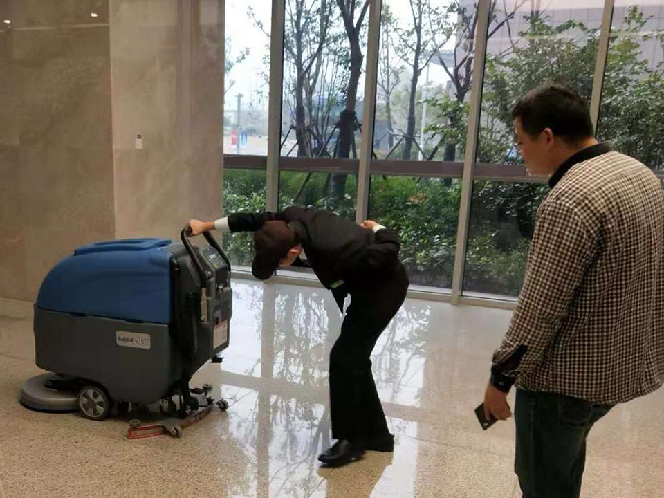 西安如家酒店为地面清洁选购了全自动洗地机